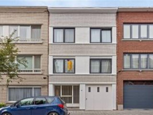 Ruime gezinswoning met garage en 4 slaapkamers nabij Jachtha