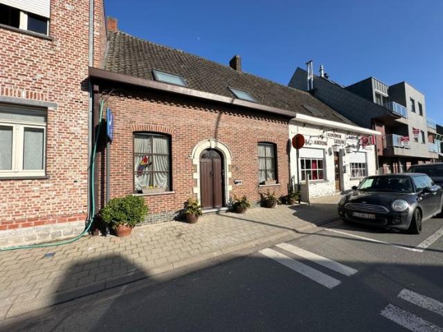 Ruime gezinswoning met grote tuin, veranda en veel opberg.