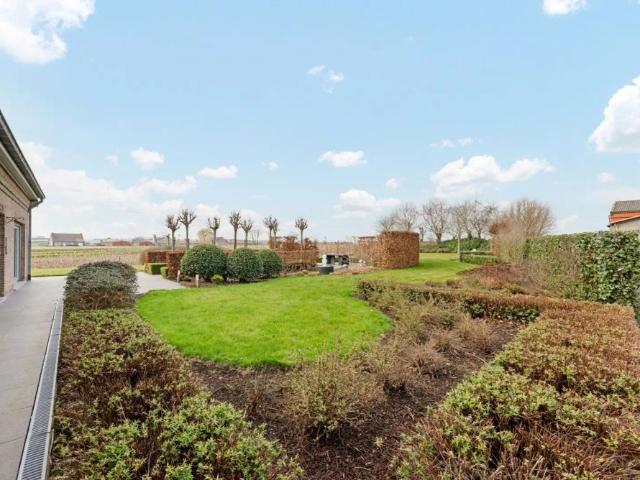 Ruime gezinswoning met tuin te huur in Westrozebeke