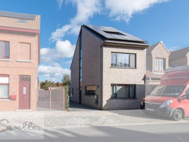 IN OPTIE Ruime gezinswoning met zwembad, 5 slaapkamers.