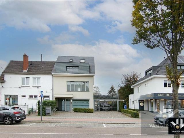 RUIME GEZINSWONING MET 4 SLPK EN PRAKTIJKRUIMTE