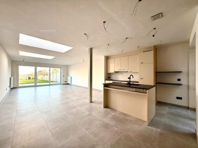 FANTASTISCHE VERNIEUWBOUW met 7 slaapkamers en grote tuin. Prijs vanaf 295000 euro. EPC 194kWh/m²