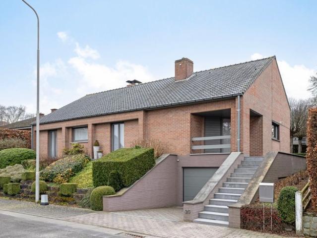 Ruime gezinswoning te koop in Vichte met prachtige tuin