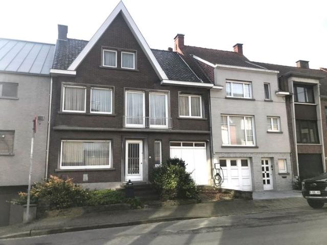 Ruime gezinswoning te Izegem rustig gelegen grote tuin