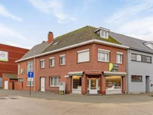 Ruime handelswoning met 6 SLPKS en garage in Mol centrum !