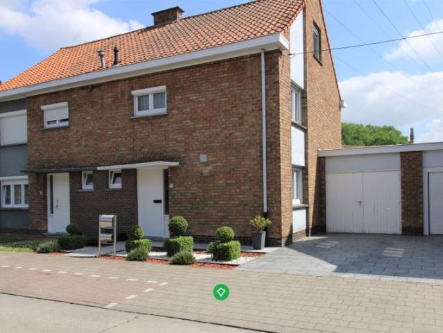 Ruime half open bebouwing met 4 slaapkamers te Roeselare