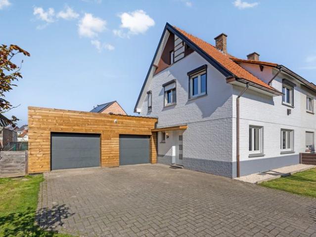 Ruime half open woning nabij centrum