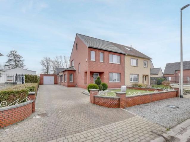 Ruime halfopen woning op een goede locatie