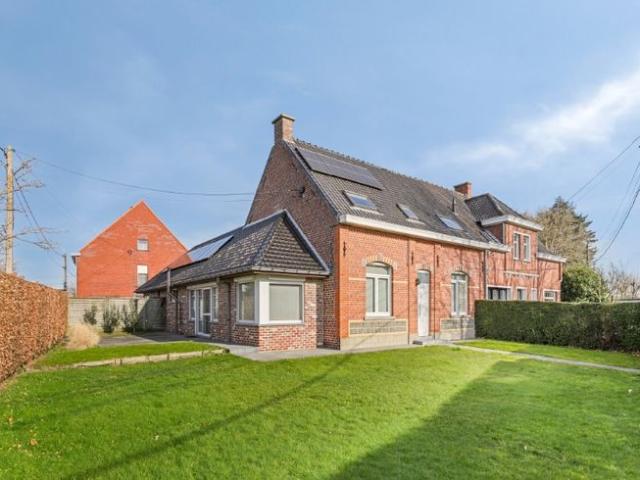 Ruime halfopen woning met 4 slaapkamers en rustige liggin.