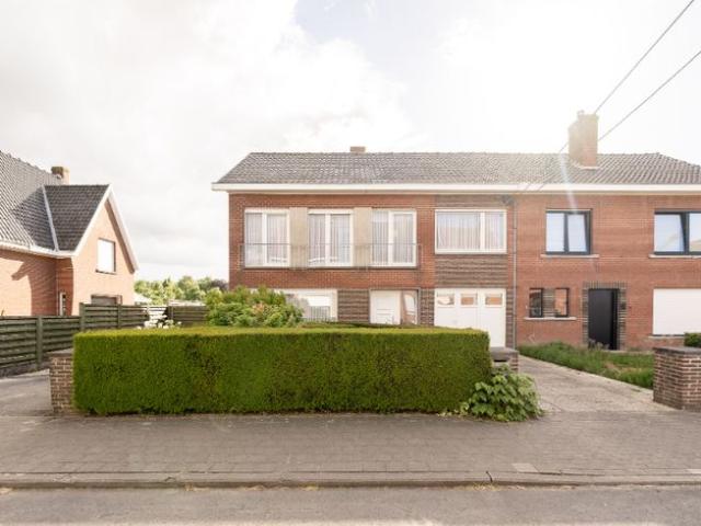 Ruime halfopen bebouwing met twee garages en zonnige tuin.
