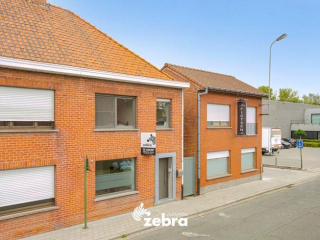 Ruime halfopen bebouwing met 3 slaapkamers en ruime opsla.