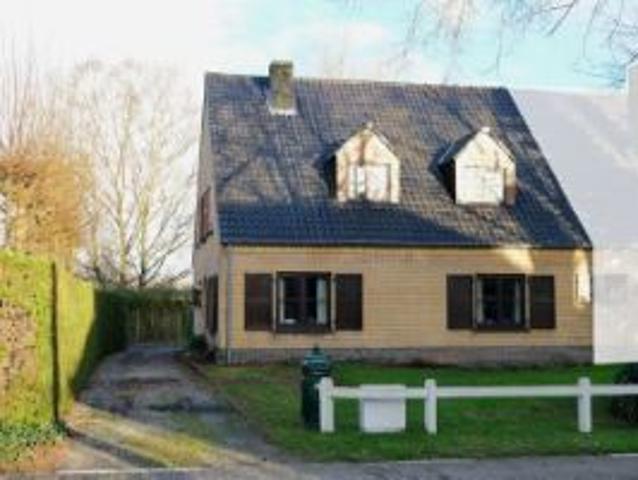 Ruime halfopen bebouwing met 4 slaapkamers in centrum Sint