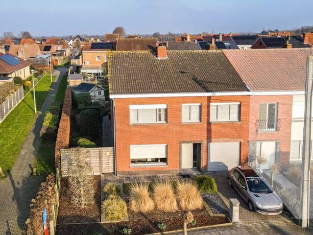 Ruime halfopen bebouwing met 4 slpks en tuin in rustige res