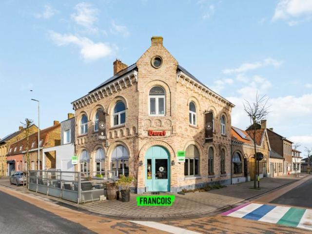 Ruime hoekwoning/handelszaak in het centrum van Merkem