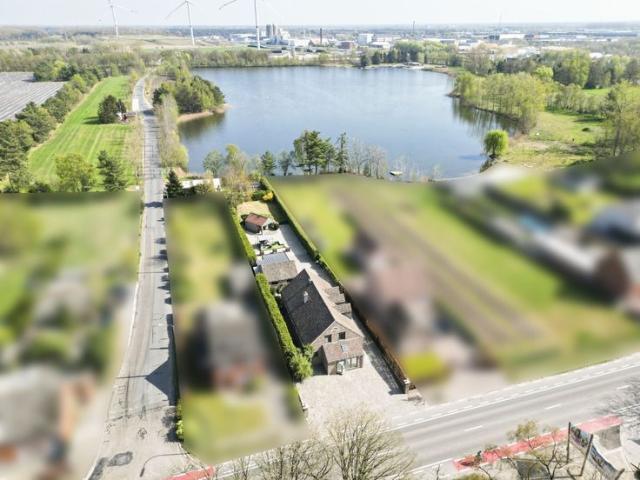 Ruime instapklare woning met handelsruimte te koop in Lommel