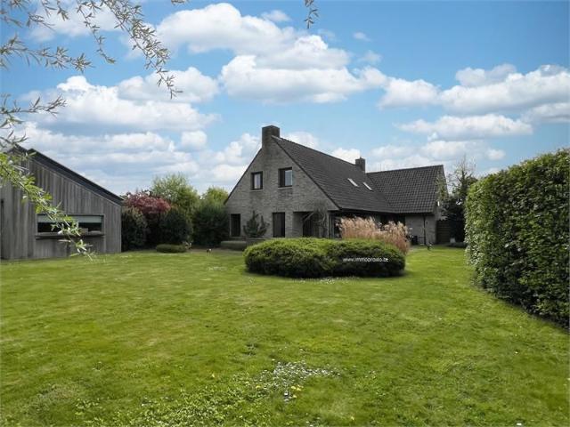 Ruime, instapklare woning met zonnige tuin + bijgebouw!