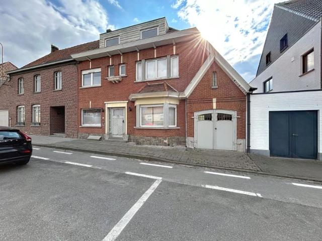 Ruime instapklare woning met 4 slpks, garage en bureel