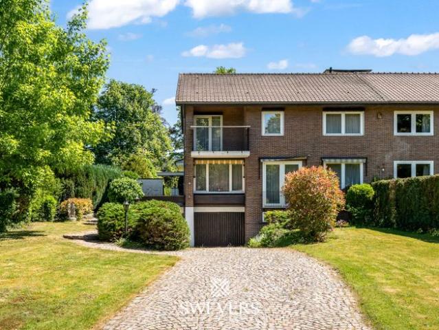 Ruime, instapklare gezinswoning met garage en tuin in groen