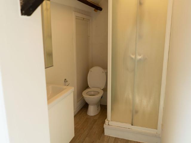Ruime kamer 6 met eigen wc en eigen douche Vijf­wind­ga­ten­straat 24
