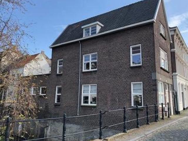 Ruime kamer met uitzicht over de haven