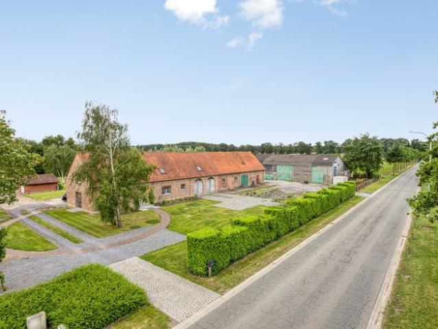 Ruime landelijke woning op meer dan 1,1 hectare met loods.