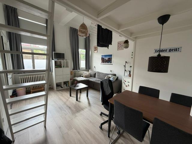 Ruime, lichte kamer in karakteristiek klooster