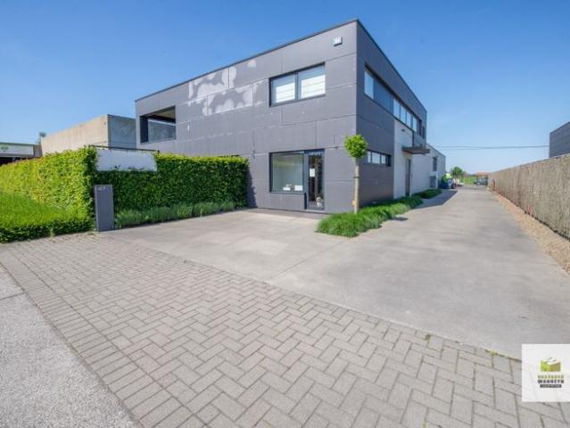 Ruime loods 288m2 met woonst te Verrekijker Wingene