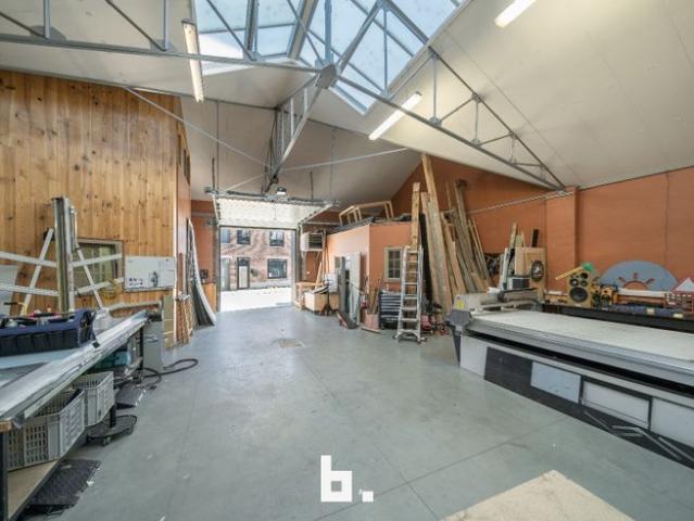 Ruime loods met bureau en opslagruimte
