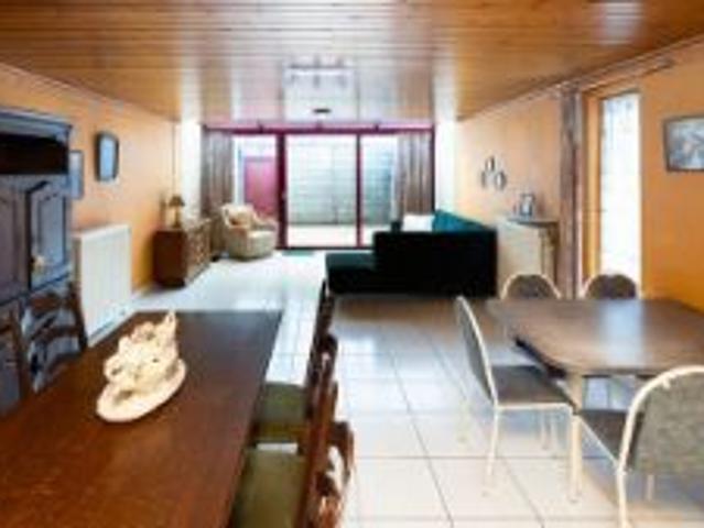 Ruime op te frissen hoekwoning met garage en 3 slaapkamers