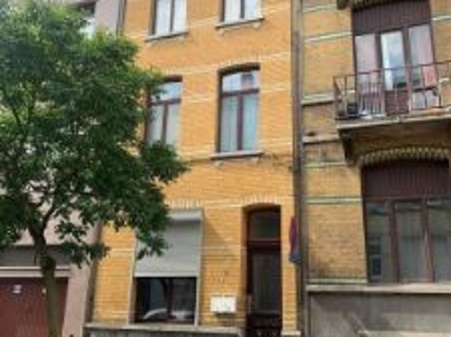 Ruime op te frissen woning met 3 units!