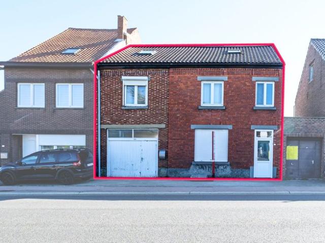 Ruime, op te frissen woning met groot perceel en centrale.