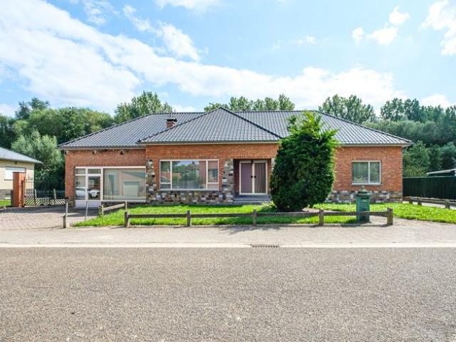 ruime, op te knappen villa met handelsruimte