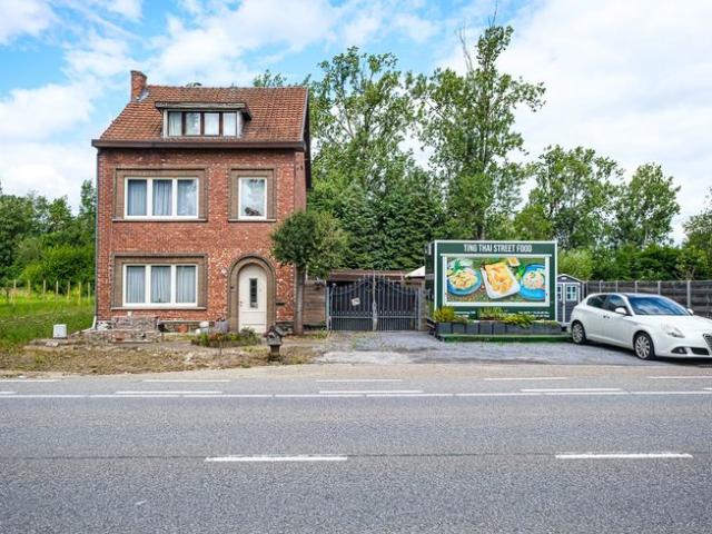 Ruime, op te knappen woning aan de stadsrand van Sint Tru.