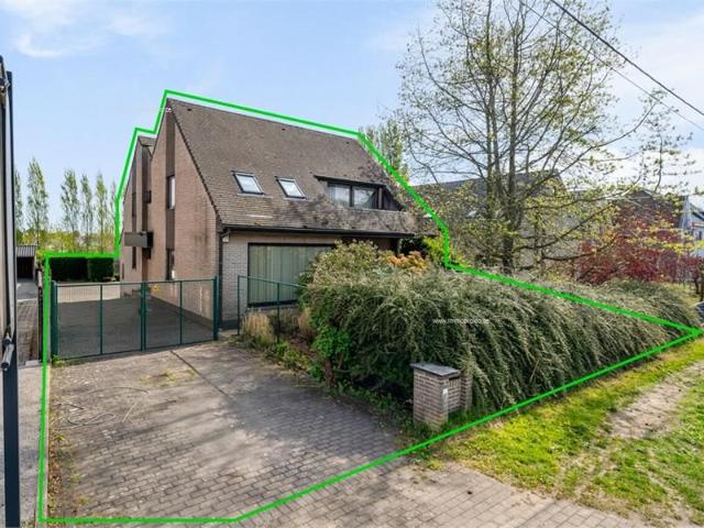 Ruime open bebouwing gelegen op verbindingsweg tussen Lede en Aalst