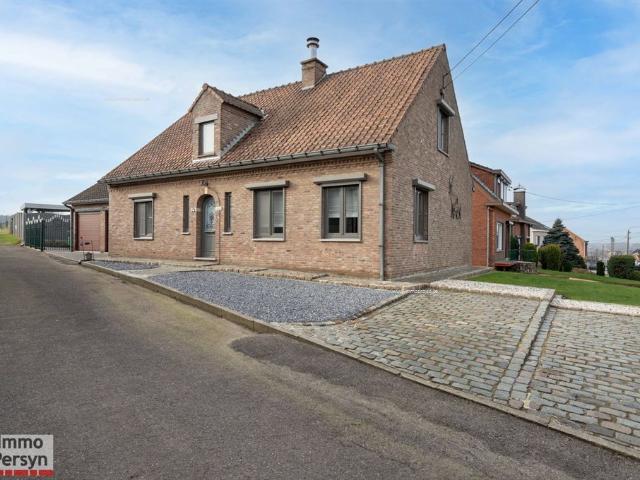 Ruime open bebouwing met 4 slaapkamers en 2 garages!