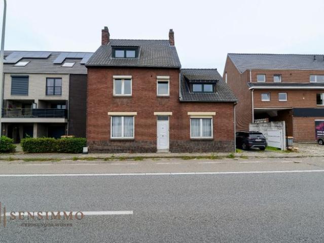 Ruime open bebouwing met 5 slaapkamers op 11a perceel te Di