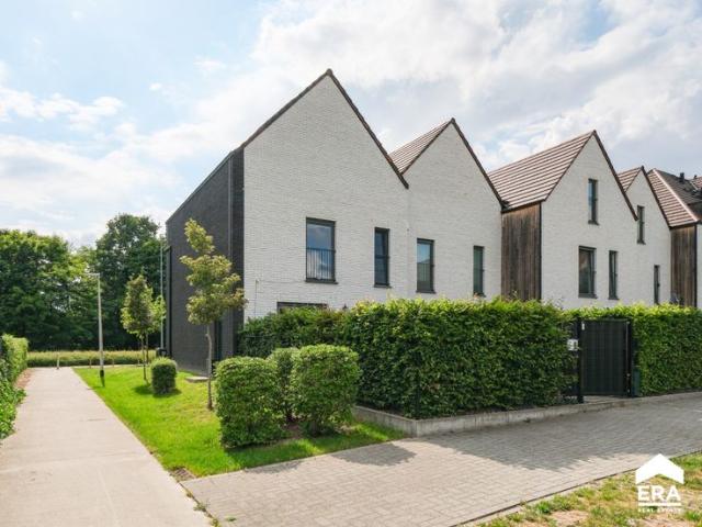 Ruime, recente gezinswoning met 5 slpks te Genk