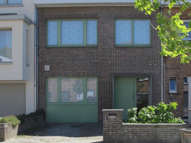 Ruime rijwoning met grote tuin in centrum van Sint Kruis