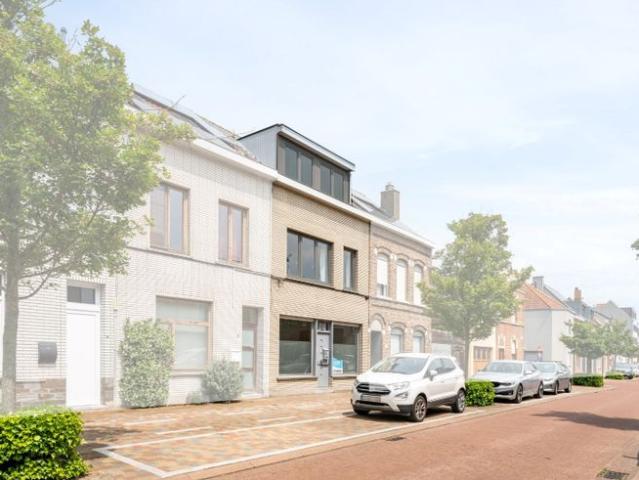 Ruime rijwoning met zeer veel potentieel op gunstige liggin