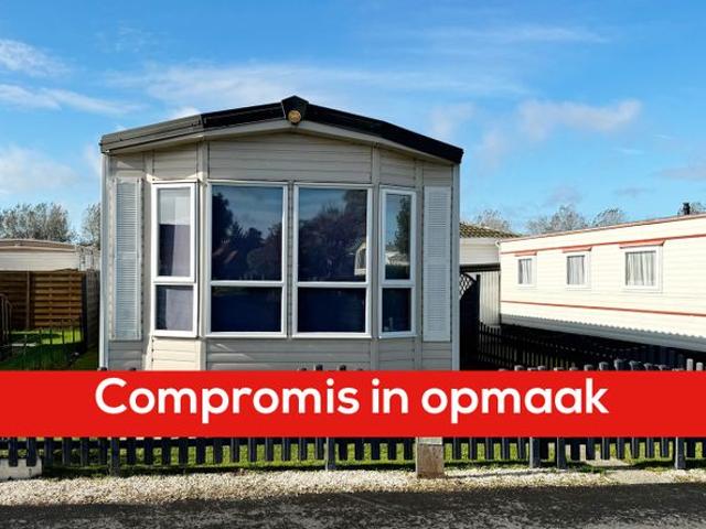 Ruime stacaravan op eigen grond