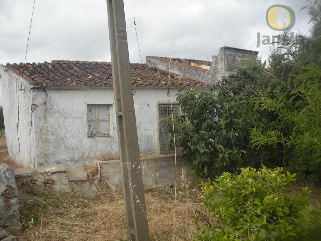 Ruína com 237 m2 com 2200 m2 de terreno 237m² Santa Catarina Da Fonte Do Bispo