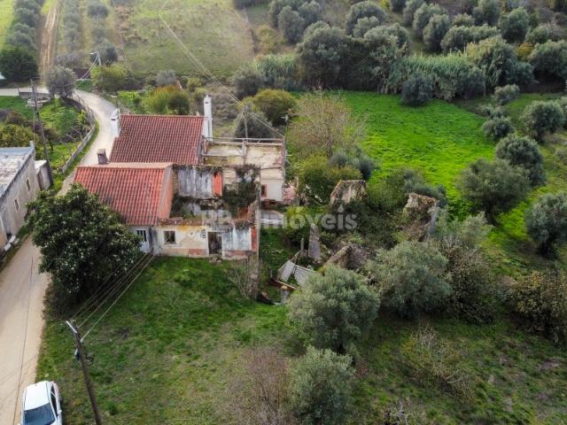 Ruina com Anexos e terreno Pousos, Torres Novas