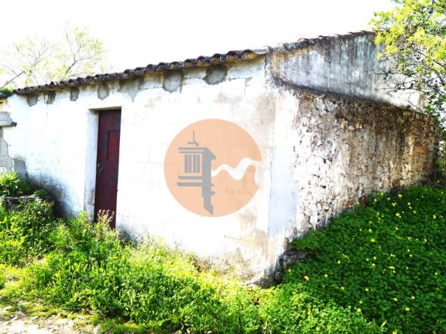 Ruina com espaço exterior, na zona de Santa Catarina da Fonte do Bispo