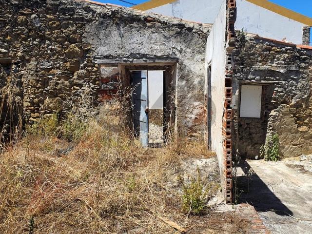 Ruína com pequeno espaço exterior próxima de Peniche