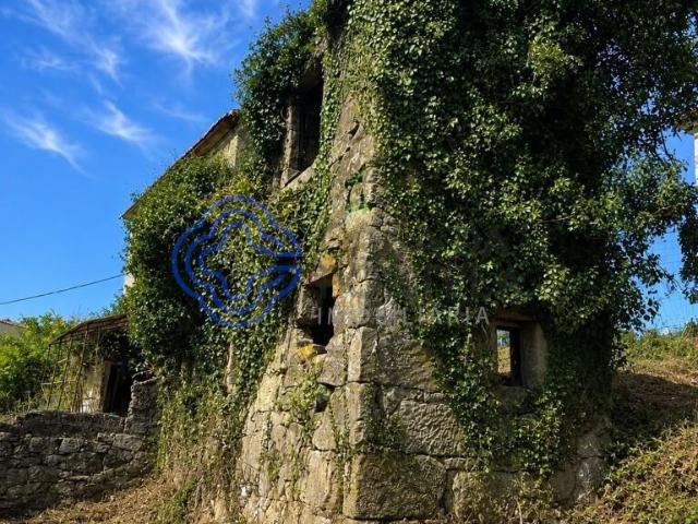 Ruína com Projeto Aprovado para Moradia T3 e Vista Privilegiada sobre o Rio Douro em Jovim, Gondomar