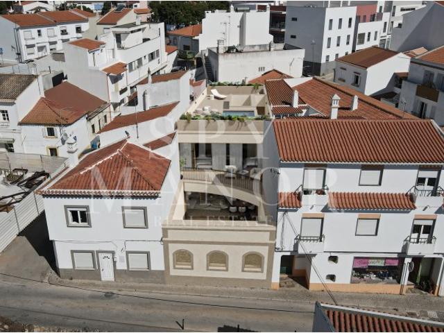 Moradia T3 com piscina no centro de Lagoa