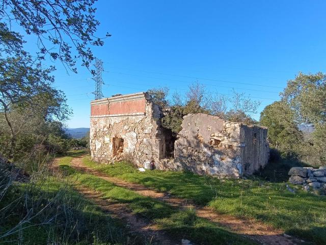 Ruina com terreno de 7660m2 em Loulé