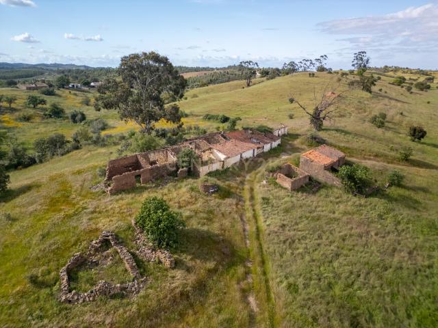 Ruina com terreno de 10,325 hectares localizada em Monte de Cordovões, Ourique