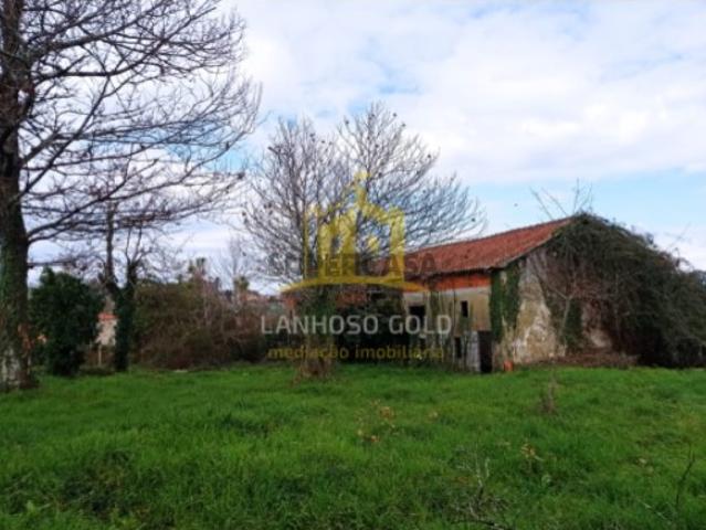 Ruína com Terreno de 2.200m² em Lago, Amares Excelente Oportunidade de Investimento