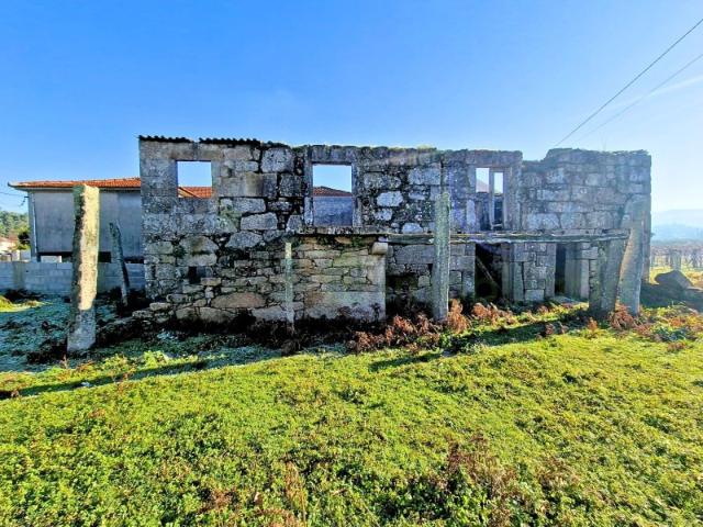 RUÍNA COM TERRENO DE CONSTRUÇÃO